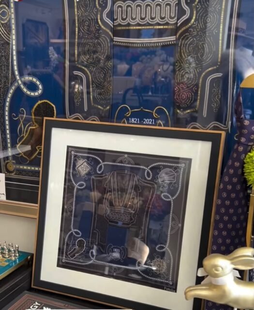 Elegant & Patriotic
Honoring 25 March with our Evzones silk scarf 🇬🇷✨
Framed with pride and beautifully captured by our customer in Australia @themigcollection 
Grateful to see our designs travel the world.

#fetolia #25march #evzonas #evzones #tsolias #scarf #silkscarf #pocketsquare